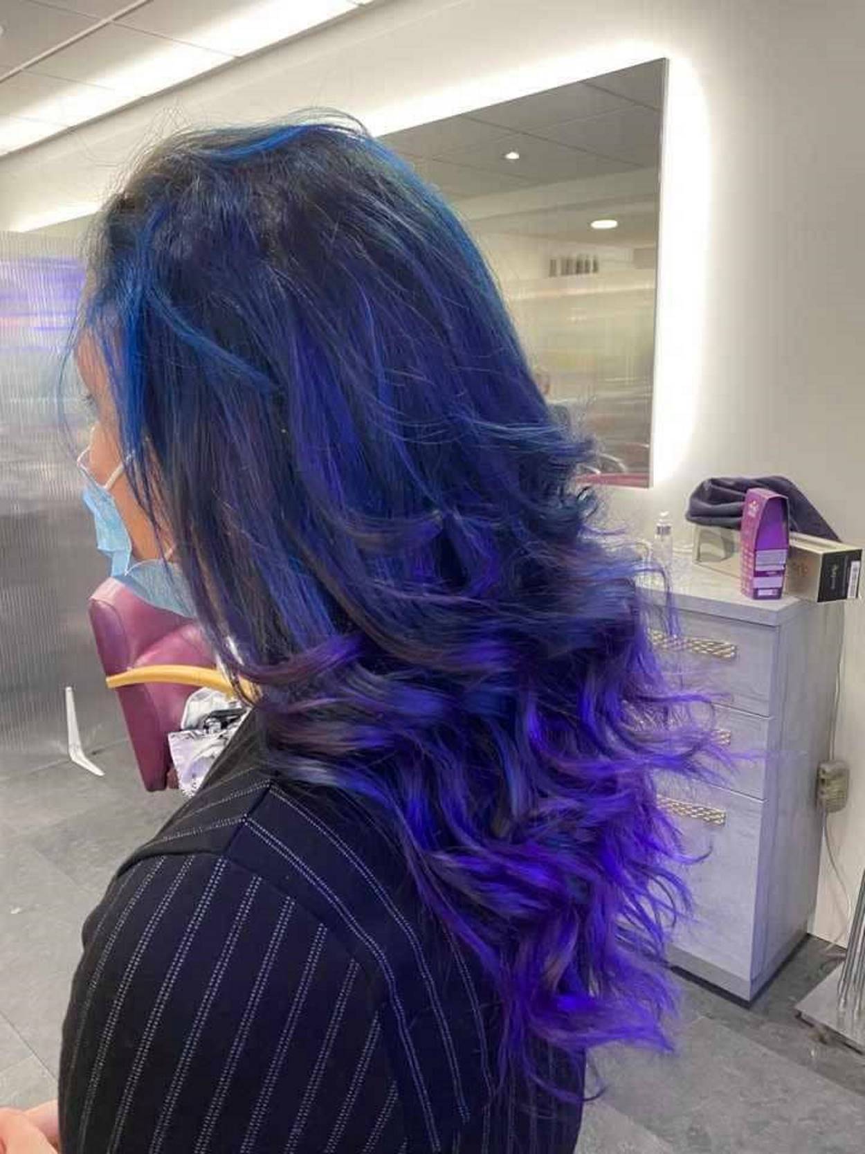 Mèches colorées bleu/violet sur cheveux longs