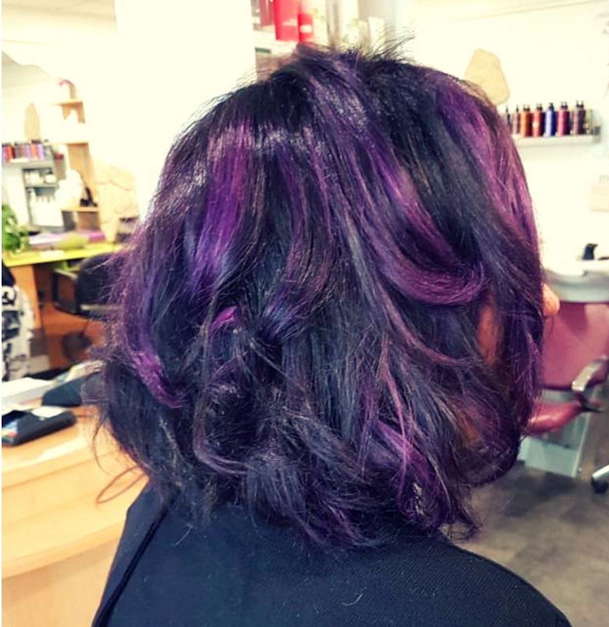 Colorations et mèches violettes sur coupe courte