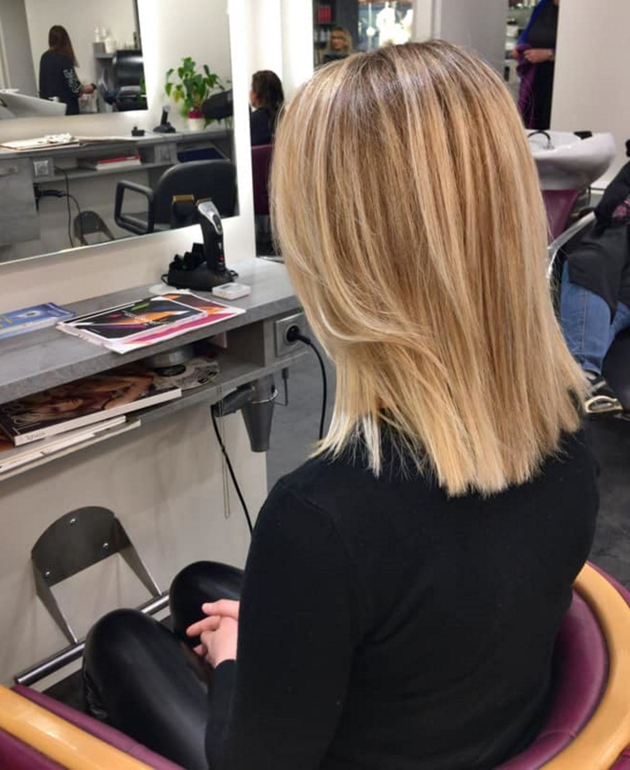 Coupe cheveux blonds mi-long, lisse