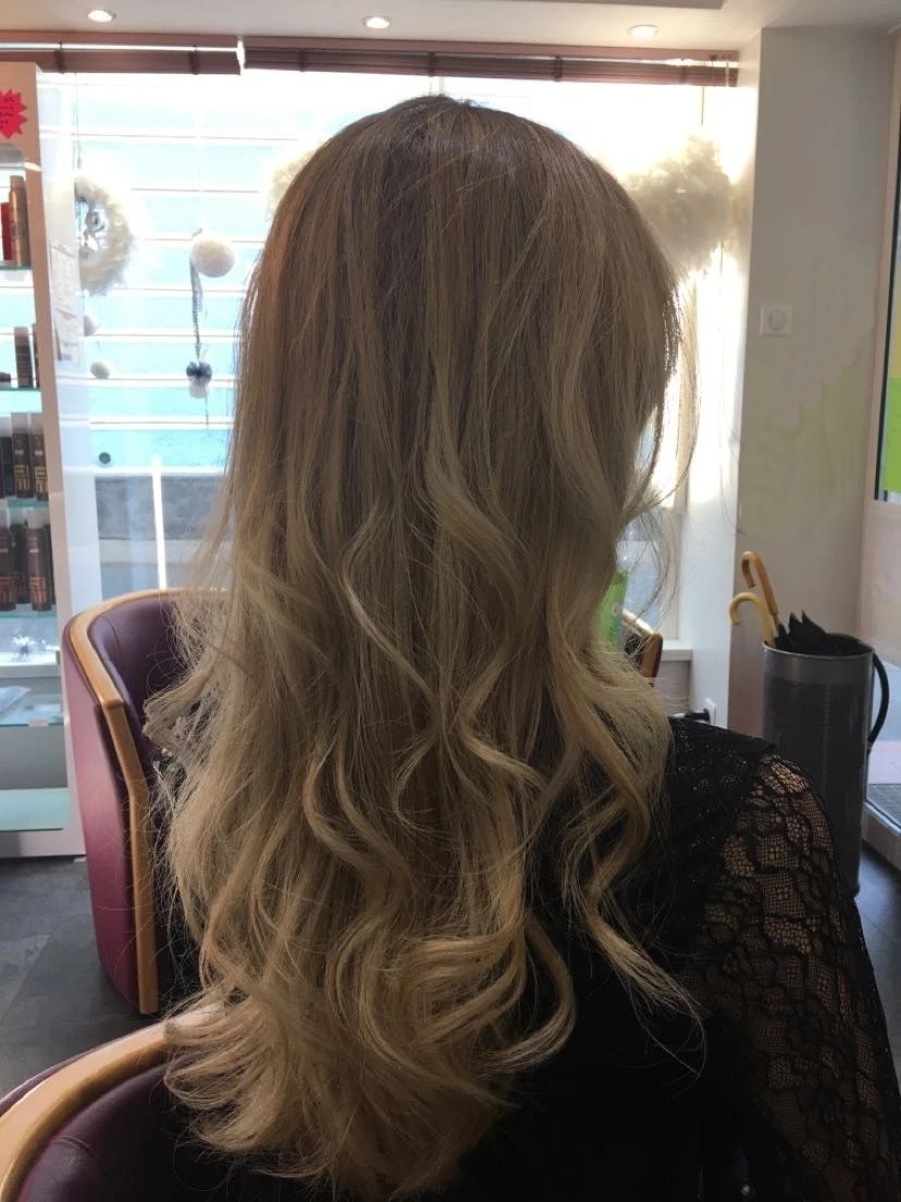 Balayage et bouclage sur cheveux longs